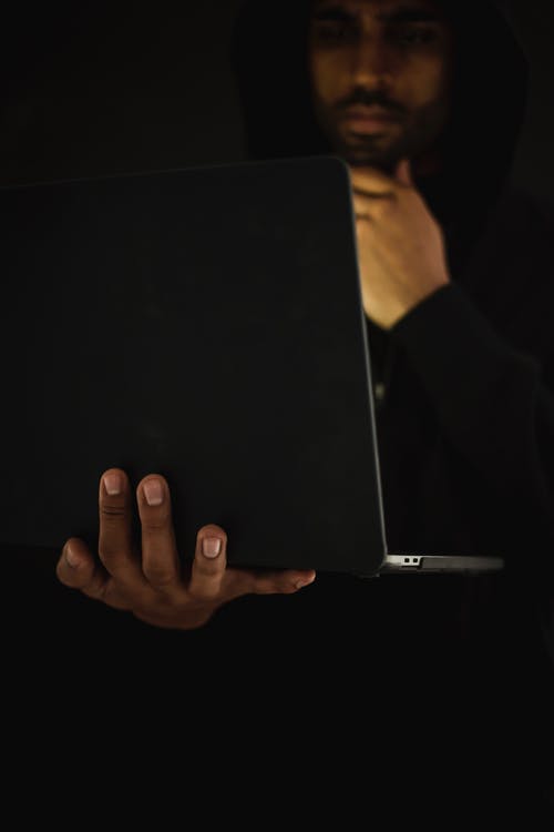 播种在黑暗中使用笔记本电脑的严重黑客 · 免费素材图片