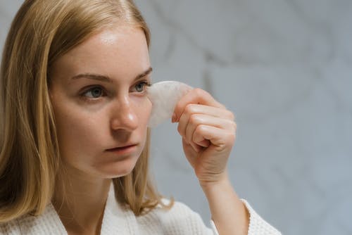 拿着白棉的白衬衫的女人 · 免费素材图片