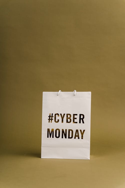 纸袋与网络星期一销售标志的照片 · 免费素材图片