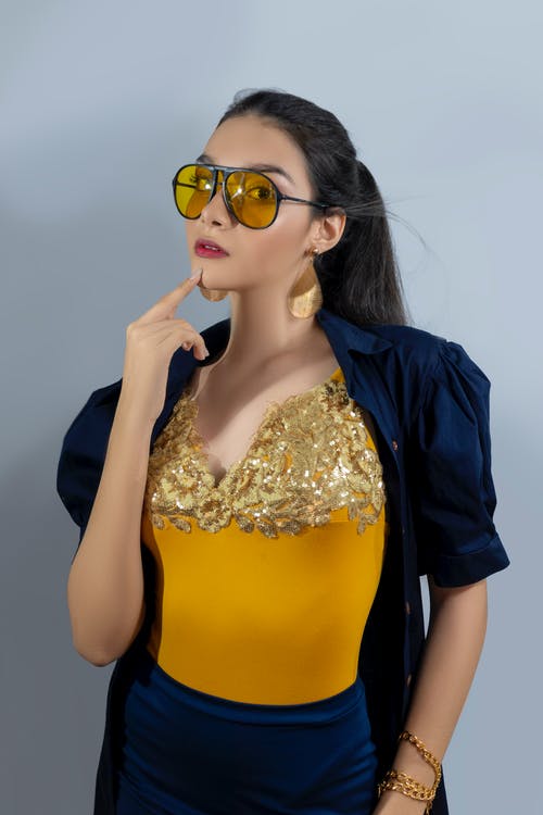 有关垂直拍摄, 女人, 工作室拍摄的免费素材图片