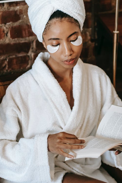 长袍在美容院看书的族裔女人 · 免费素材图片