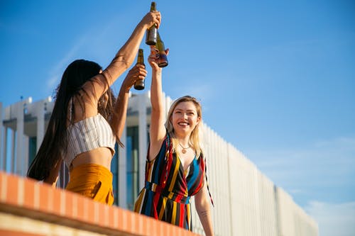 幸福的女人，使屋顶上的啤酒瓶无比 · 免费素材图片