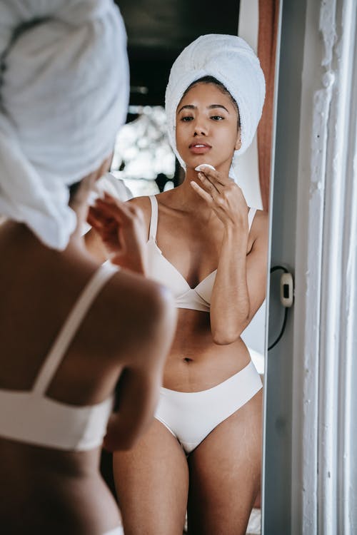 女用贴身内衣裤的在家清洗面孔的种族妇女反对镜子 · 免费素材图片
