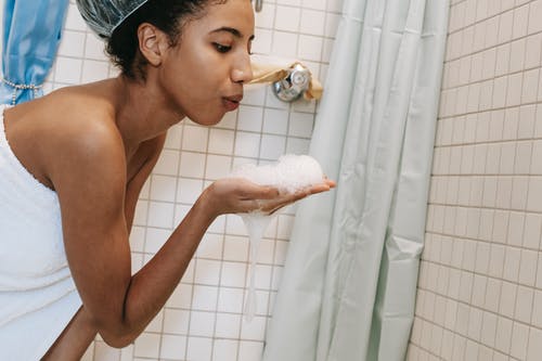 白浴盆的女人 · 免费素材图片