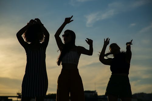 匿名女友在落日的天空下跳舞 · 免费素材图片