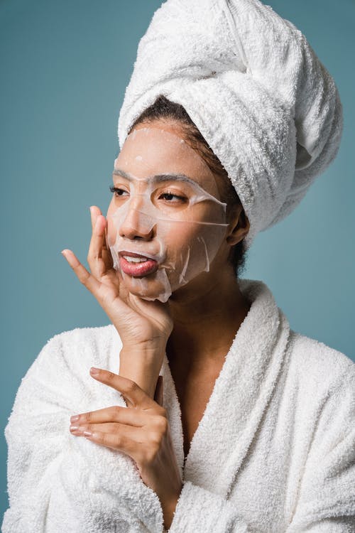 白色浴巾捂着脸用白毛巾的女人 · 免费素材图片