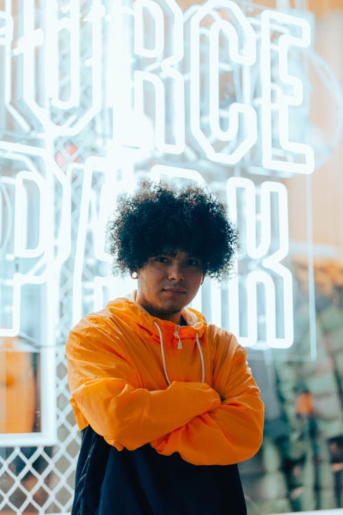 有关交叉双臂, 人, 垂直拍摄的免费素材图片