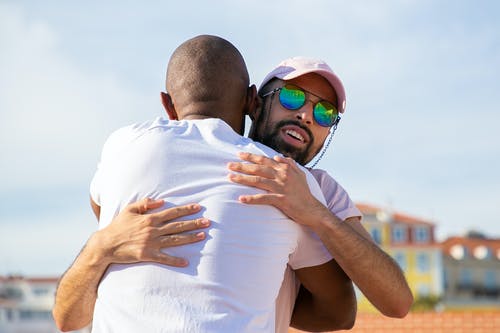 白色t恤的男人拥抱白色t恤的女人 · 免费素材图片