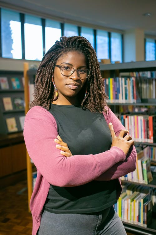 黑人学生反对书架上的各种文学 · 免费素材图片