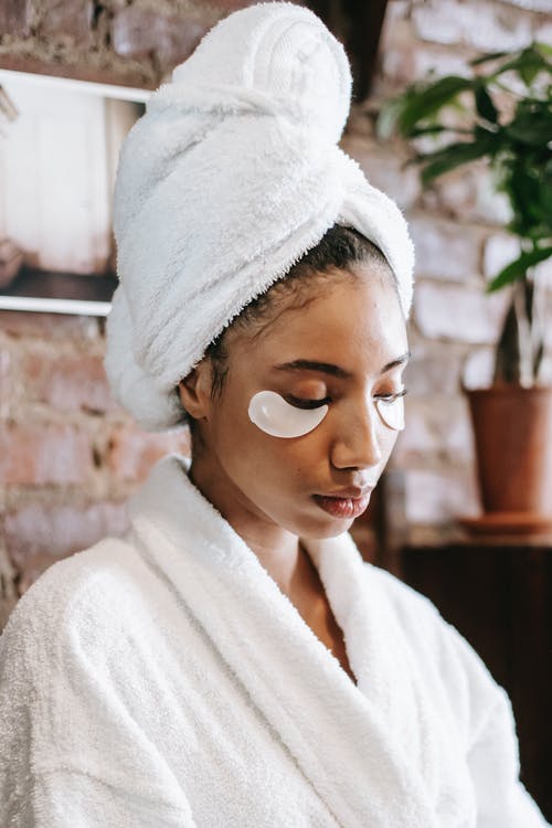 眼罩在美容院的族裔女人 · 免费素材图片