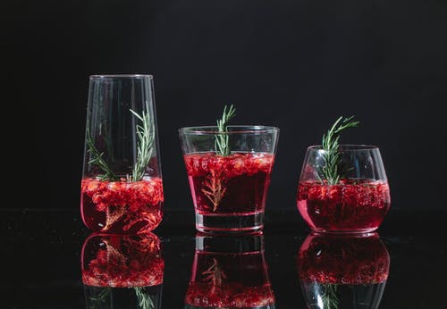 红色和透明的水杯 · 免费素材图片