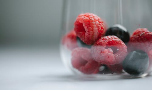 透明玻璃碗上的粉红色和白色糖果 · 免费素材图片