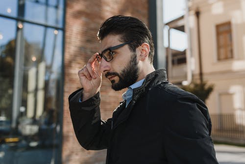 黑色西装外套戴黑框眼镜的男人 · 免费素材图片