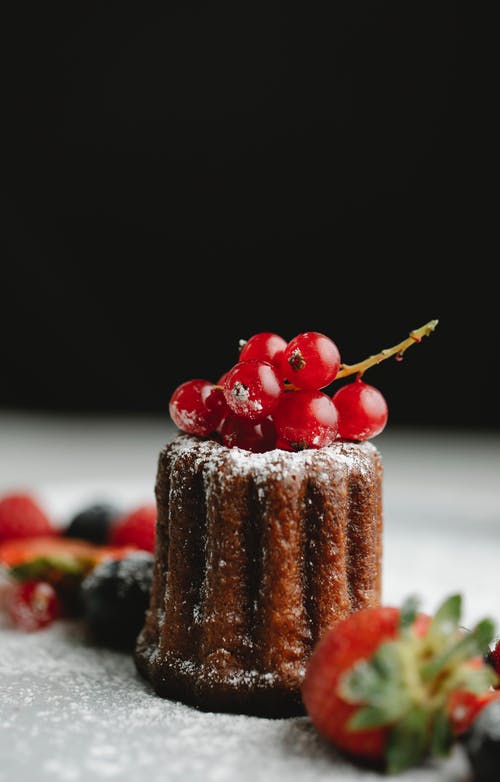 黑色背景上的美味蛋糕 · 免费素材图片