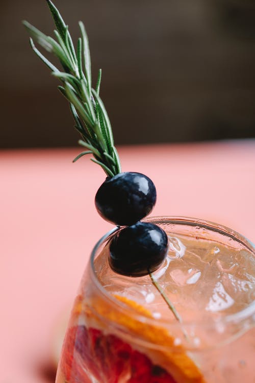 杯鸡尾酒加冰和蓝莓 · 免费素材图片