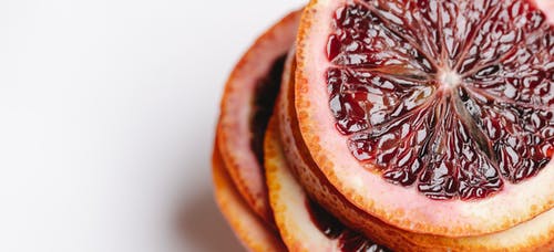 切成薄片的橙色水果与红色液体 · 免费素材图片