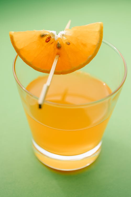 片橙色装饰杯饮料 · 免费素材图片