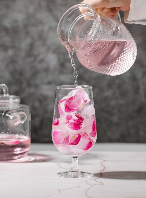 透明酒杯中的粉红色液体 · 免费素材图片