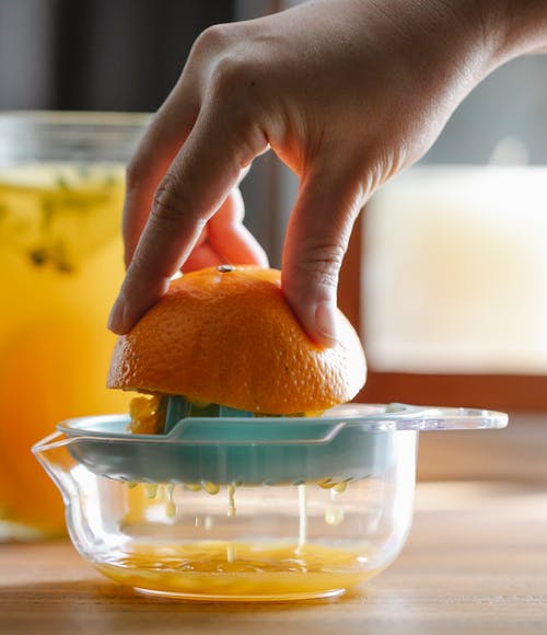 透明玻璃碗上的橙色水果 · 免费素材图片