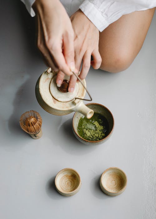 女人从茶壶浇凉茶茶道 · 免费素材图片