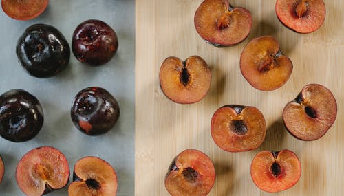 白色的木桌上的红色圆形水果 · 免费素材图片