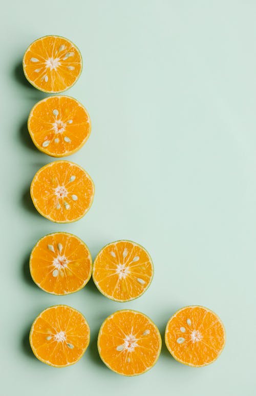 切橙安排在绿色背景上 · 免费素材图片