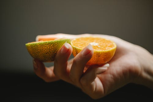 女性与成熟多汁的橘子含维生素 · 免费素材图片