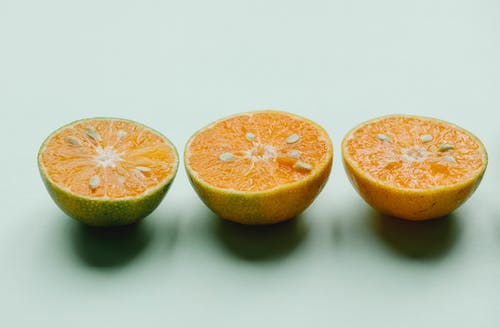 在行中的新鲜成熟柑橘的一半 · 免费素材图片