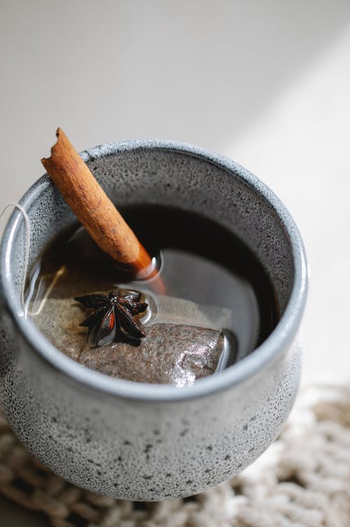 白色陶瓷杯，里面有棕色液体 · 免费素材图片