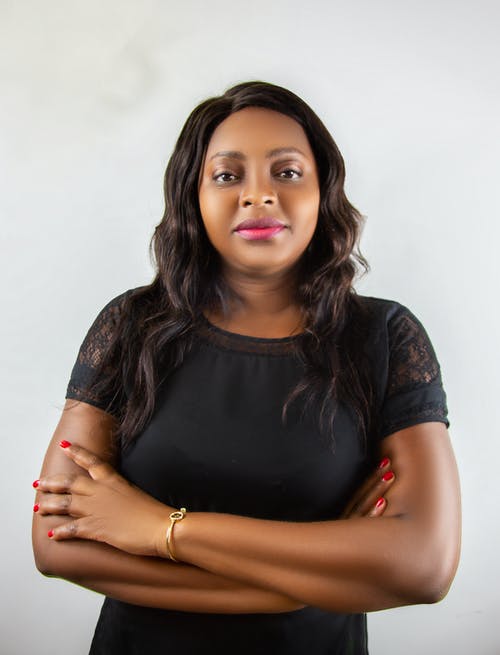 有关卷发, 双臂交叉, 垂直拍摄的免费素材图片