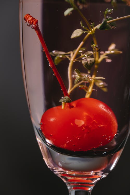 透明玻璃杯红番茄 · 免费素材图片