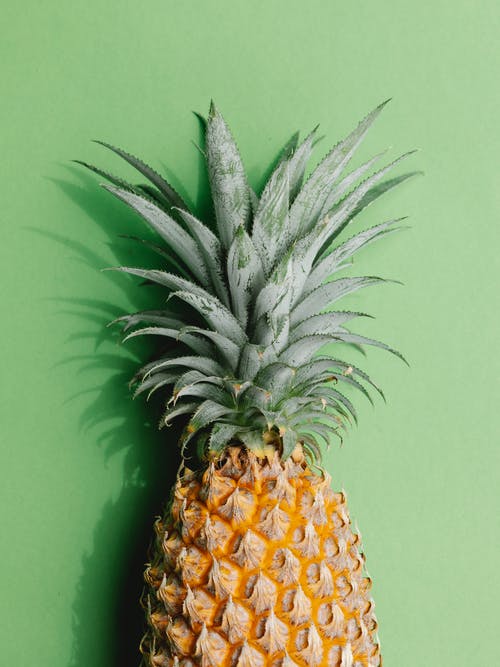 绿色表面的菠萝果实 · 免费素材图片