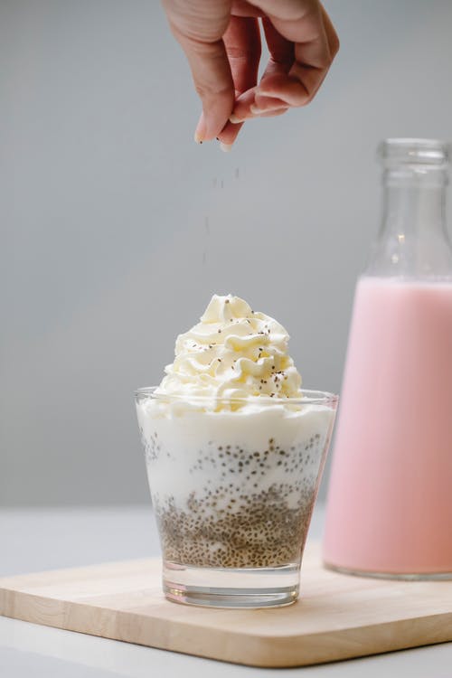 透明水杯上的白色冰淇淋 · 免费素材图片