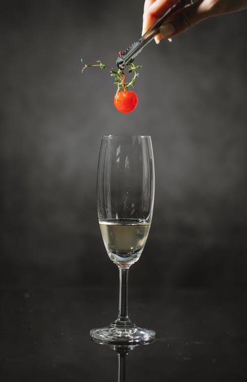 透明酒杯中的红玫瑰 · 免费素材图片