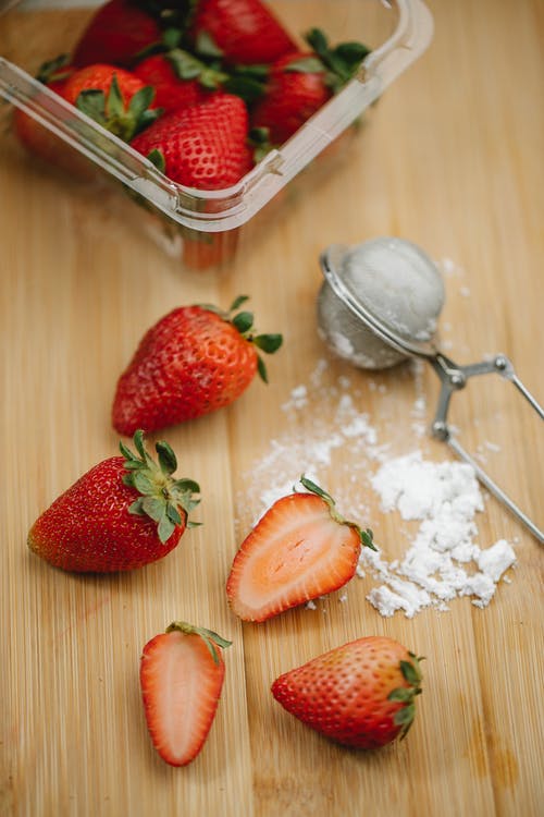 在木质表面上的成熟草莓 · 免费素材图片