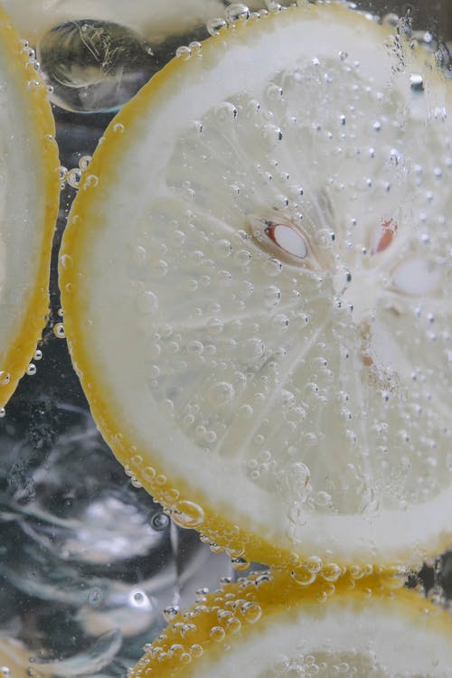切成薄片的柠檬水果与水滴 · 免费素材图片