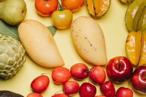 红苹果和黄色水果 · 免费素材图片