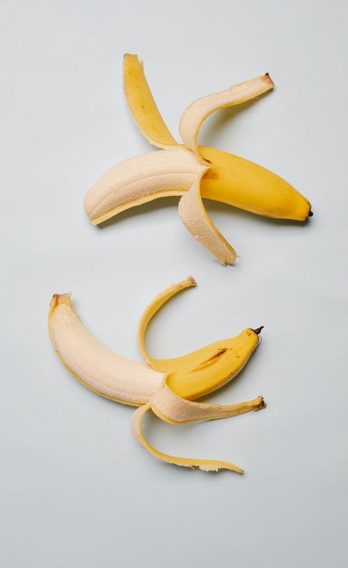 白色表面上的黄色香蕉果实 · 免费素材图片