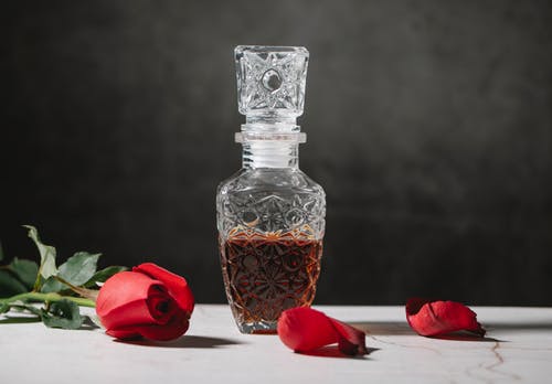 透明玻璃瓶上的红玫瑰 · 免费素材图片