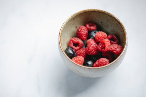 新鲜树莓和蓝莓在碗里 · 免费素材图片