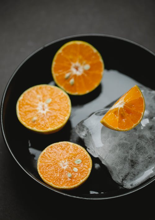 鲜切柑桔在碗里加冰 · 免费素材图片