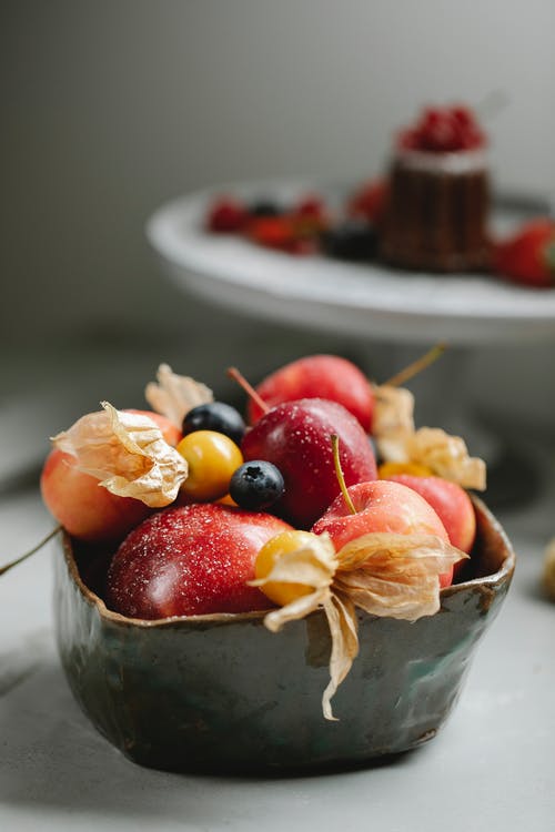 成熟的水果和浆果在碗里 · 免费素材图片