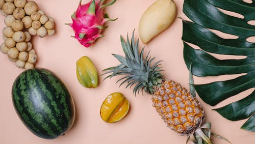 粉红色表面的热带水果 · 免费素材图片