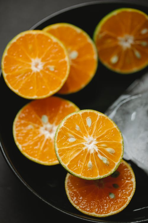 片在碗里的冰附近的新鲜橙子 · 免费素材图片
