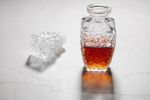 透明玻璃罐，带红色液体 · 免费素材图片