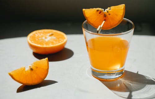 切橙和杯果汁 · 免费素材图片