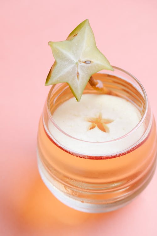 杯新鲜的冷鸡尾酒与杨桃 · 免费素材图片