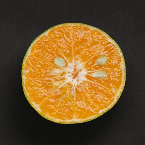 片黑色表面上的新鲜成熟的橙子 · 免费素材图片
