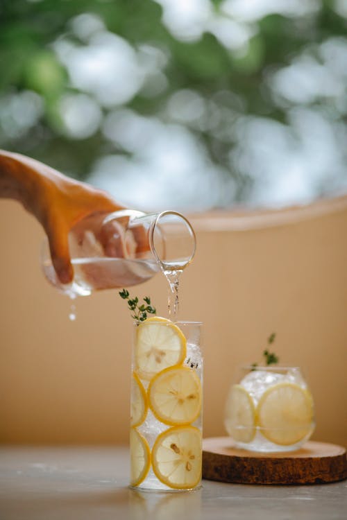 透明酒杯加柠檬汁 · 免费素材图片