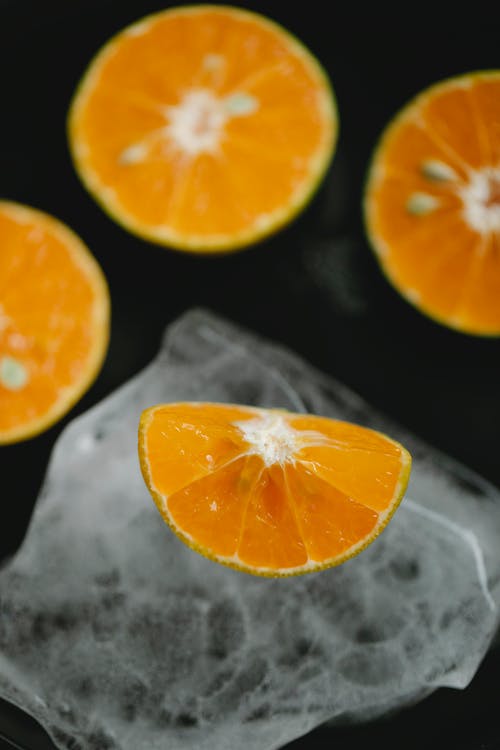 在冰上切片健康的柑橘类水果 · 免费素材图片